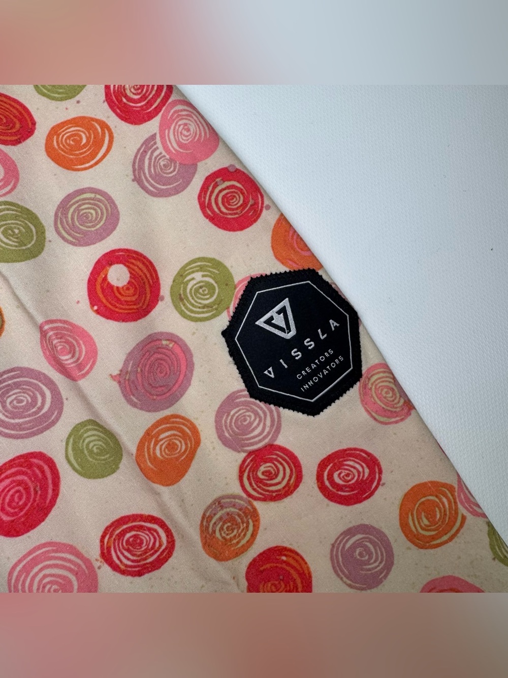 Vissla Spun Out 18.5" boardshorts featuring a Thomas Campbell print size 36 NWT - Picture 3 of 9